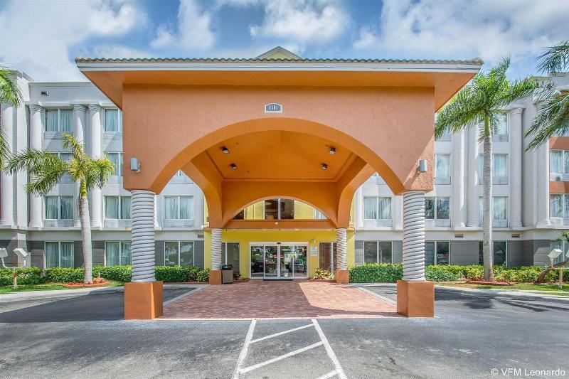 Mainstay Suites Sawgrass Tamarac Exterior photo